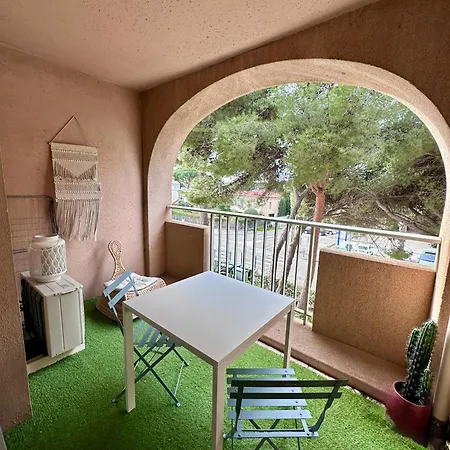 Apartment Sur Le Port De - A 2min Des Plages, Clim & Balcon Hyeres
